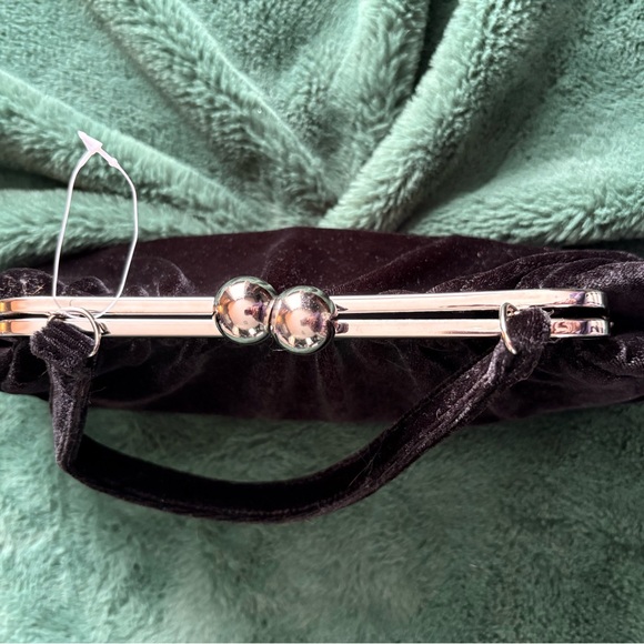 Elegant Black Velvet Kisslock Clutch - Picture 2 of 7